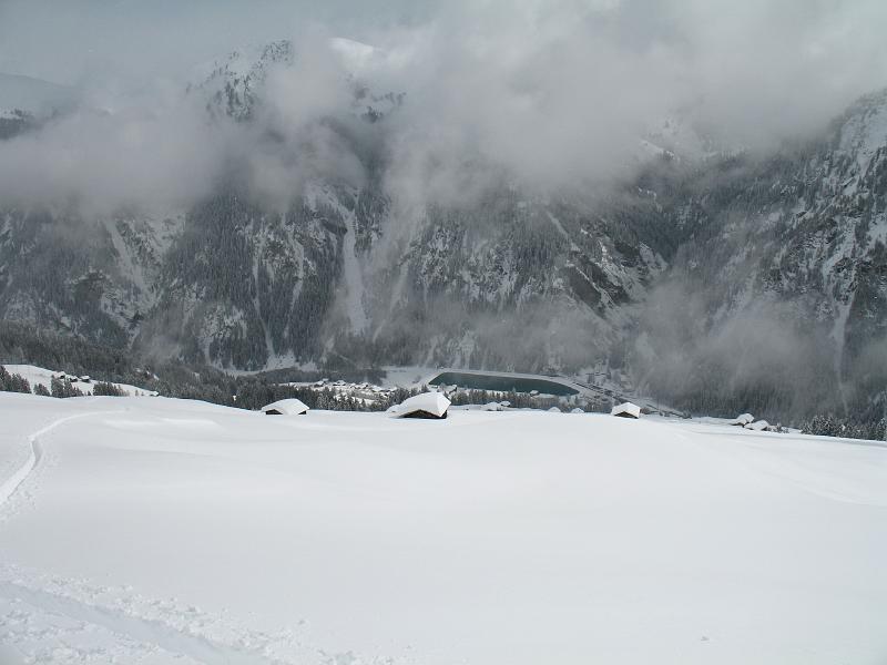 20090310_safien2_michi 002.jpg - Blick auf Safien-Platz mit Ausgleichsbecken